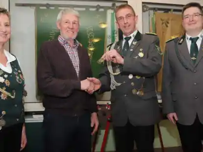 F&uuml;r eine 60-j&auml;hrige Mitgliedschaft im Kleinkalibersch&uuml;tzenverein Bar&szlig;elermoor ehrten Anja Kr&ouml;ger (links) sowie (von rechts) Maik Kamphaus und Thomas Kr&ouml;ger jetzt Heiner Siemer.