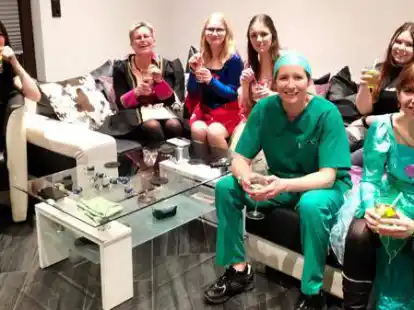 Die Aktiven des Vereins Tataah haben sich am Samstag in kleinen Gruppen getroffen, um vom Sofa aus ihr Karnevalsvideo anzuschauen.