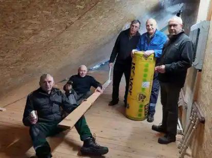Engagierte Tanger (von links): Karl-Heinz van R&uuml;schen, Enno Hasselder, Wilfried Straatmann, Wilhelm J&uuml;tting und Robert Staffa sanieren den Dachboden des D&ouml;rpshuses. ﻿