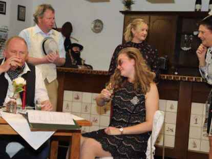 Die Laiendarsteller der St. Joseph Sp&ouml;lk&ouml;ppel ut Kampe begeisterten mit dem St&uuml;ck &bdquo;Kaviar dr&ouml;ppt Currywurst&ldquo;.