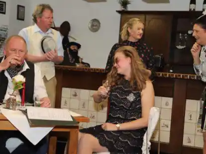 Die Laiendarsteller der St. Joseph Sp&ouml;lk&ouml;ppel ut Kampe begeisterten mit dem St&uuml;ck &bdquo;Kaviar dr&ouml;ppt Currywurst&ldquo;.