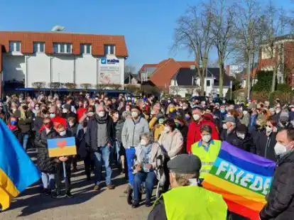Solidarit&auml;t mit der Ukraine: &Uuml;ber 500 Menschen verfolgten die Kundgebung auf dem Marktplatz in Cloppenburg.