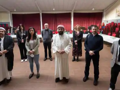 Referentinnen und Referenten (von links): Xwededa Adani, Helican Ronaki Tolan, G&uuml;listan Ibrahim, Theo Lampe, Dima Pirbatri, Aliz M&uuml;ller,  Dr. Artur Rodziewicz und  Dr. Majid Hassan