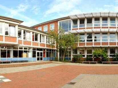 Die Graf-Anton-G&uuml;nther-Schule ist ein Gymnasium f&uuml;r die Sch&uuml;ler aus den Gemeinden Hatten, Hude und Wardenburg.