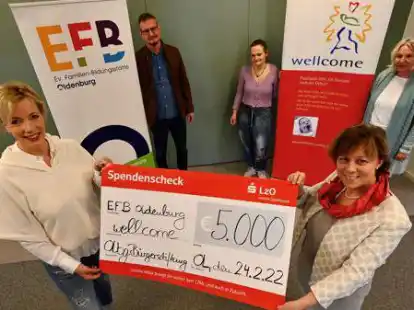 Spenden&uuml;bergabe mit (von links) Barbara Rosier (Oldenburger B&uuml;rgerstiftung), Torsten Maes (Kreispfarrer), Karola Mehrhardt (Koordinatorin Wellcome), Meike Bruns (Leitung Evangelische Familienbildungsst&auml;tten) und Petra Bremke-Metscher (Bereichsleitung Fr&uuml;hhilfen Jugendamt). Bild: