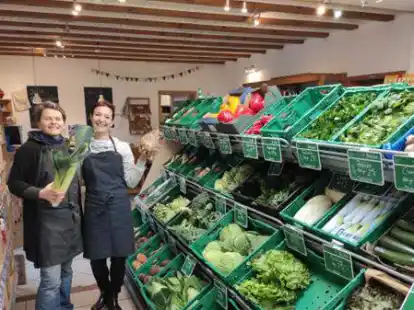 Freude &uuml;ber die erneute Auszeichnung: Mitinhaberin Julia Otto (links) und Angestellte Katja Grawe im Hofladen.