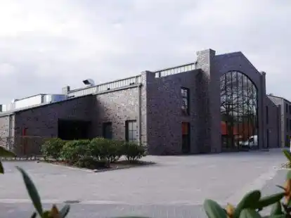 So sieht der Neubau aus: Im Vordergrund die Meyerei Rastede, dahinter das Geb&auml;ude mit den G&auml;stezimmern.