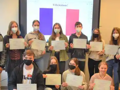 &Uuml;ber ihre DELF-Diplome freuten sich diese 13 Sch&uuml;lerinnen und Sch&uuml;ler des ULF.