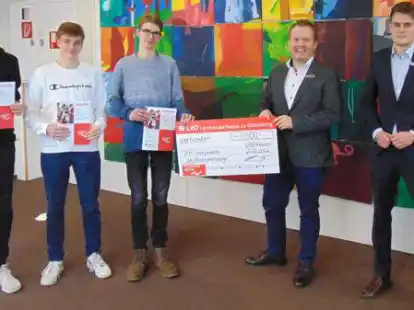B&ouml;rsenspiel erfolgreich gemeistert: (von links) die Sch&uuml;ler Malte Rademacher, Jasper Knirsch und Finn Drews sowie die LzO-Vertreter  Nicholas Tabke und S&ouml;ren Sch&uuml;rmann. Foto: LzO