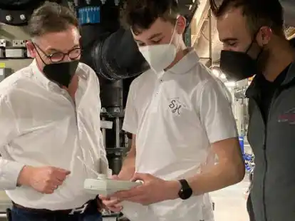 Werten die Wasserproben auch manuell aus (von links): Gesch&auml;ftsf&uuml;hrer Henry Peukert, Praktikant Jules Giron und stellvertretender Betriebsleiter Hani Al Mohraji.