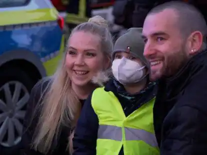 Lenny aus Apen braucht eine Stammzellenspende: Hier ist der Junge mit seinen Eltern Lidia Egert und Raphael Schrantz bei der Aktion &bdquo;Alarm f&uuml;r Lenny&ldquo;.