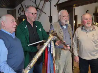 In der Erwartung, noch viele Jahre etwas  aufzuschreiben, erhielt Hero Becker (links von Manfred Folkers ein neues Protokollbuch. Daneben Flegelobmann Bernhard Eden und Henry Fremy.