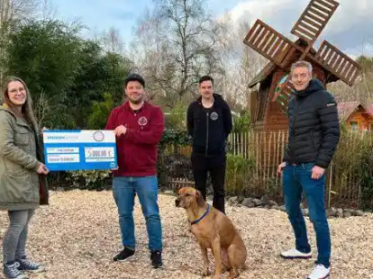 Strahlende Gesichter bei der Scheck&uuml;bergabe (v.l.):  Shari Brokate (Ideengeberin zur Spende, Head of Finance der Open Knowledge GmbH), Dominic K&ouml;ppen (Leiter des Tierheims), Benjamin Heyer (Tierpfleger), Lars R&ouml;wekamp (Gesch&auml;ftsf&uuml;hrer der Open Knowledge GmbH)