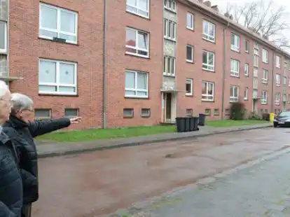 Urspr&uuml;nglich sollten die gro&szlig;en Tonnen am Ende des Wohnblocks aufgestellt werden, f&uuml;r den 93-j&auml;hrigen Heinz Mammen und seine Nachbarin Helga Steiml  zu weit weg von ihren Wohnungen ganz vorne im Block. Kurz nach dem Fototermin wurden die neuen Tonnen geliefert und rechts vom zweiten Eingang abgestellt.
