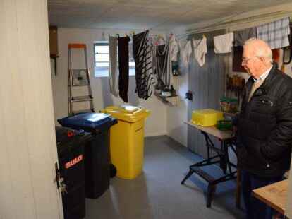 Jahrzehntelang stellten sie faire M&uuml;llgeb&uuml;hren sicher: Heinz Mammen blickt im Keller auf seine bisher genutzten M&uuml;lltonnen.