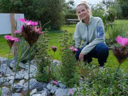 Wenn es dazwischen &uuml;ppig bl&uuml;ht, ist auch gegen Steine im Garten nichts einzuwenden: Umweltp&auml;dagogin Anna-Lena Tapken an einem Musterbeet im &Ouml;kowerk.