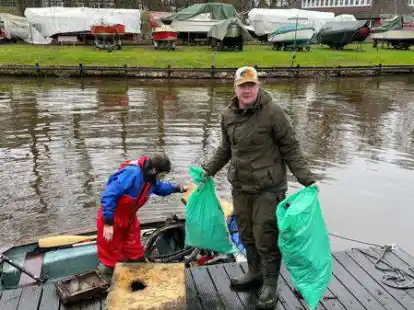 Haben das Boot voller M&uuml;ll: Alfred Kieselbach und Holger Flick.