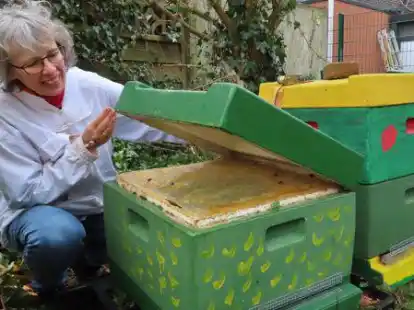 Ist selbst Imkerin und stolzer Besitzerin von f&uuml;nf Bienenv&ouml;lkern: die reformierte Pastorin Etta Z&uuml;chner von der Neuen Kirche.
