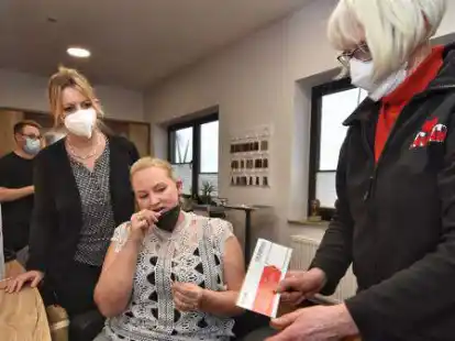 &Uuml;bungshalber einmal vor Ort: Salon-Inhaberin Stefanie Spatke (l.) beobachtet, wie Marie Persson im Salon unter der Anleitung von Christa Lindenberg einen Mundabstrich nimmt. Wegen Corona werden vorerst aber nur Testkits verteilt.
