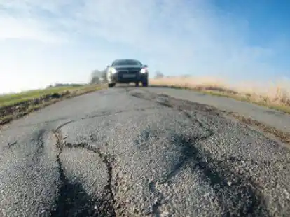 Kaputte Wirtschaftswege sind weder f&uuml;r Auto- noch f&uuml;r Fahrradreifen ein Vergn&uuml;gen.
