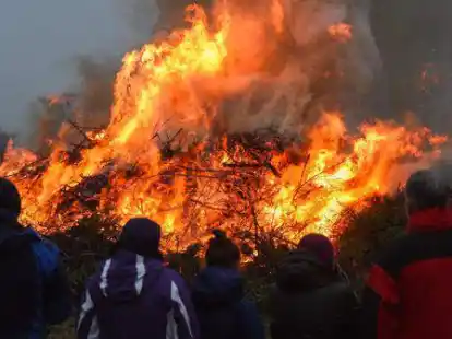 Gesellige Tradition bei Rot-Wei&szlig; Emden: Osterfeuer in Conrebbersweg.