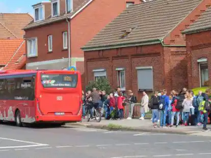 Sch&uuml;lerklagen &uuml;ber zu volle Weser-Ems-Busse (hier ein Archivbild von 2020) sind Mitausl&ouml;ser daf&uuml;r, dass auch der Stadtverkehr Emden die Situation in seinen Bussen noch einmal &uuml;berpr&uuml;fen will.