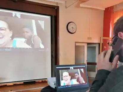 Freute sich bei der Live-Schaltung &uuml;ber die Ehrung und Gl&uuml;ckw&uuml;nsche, mehr aber noch &uuml;ber die Spende f&uuml;r das Waisenhaus &bdquo;Villa 4 Kids&ldquo;: die Emderin Herta Everwien in Ghana. Rechts mit Handy in der Pumpstation: Oliver van Grieken.