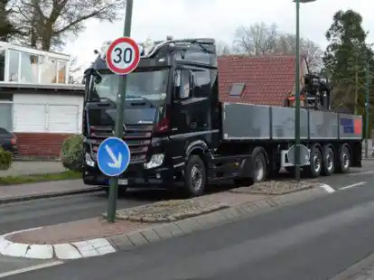 Die enge Ortsdurchfahrt ist eine Belastung f&uuml;r die Petkumer.  &Uuml;brigens: Dieser Lkw-Fahrer fuhr v&ouml;llig korrekt.