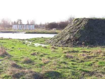 F&uuml;r den Stonehenge-Kreis im Hintergrund werden noch Spender f&uuml;r neue Farbe gesucht. Im Vordergrund ist die neu modellierte Uferschwalben-Nistwand zu sehen.