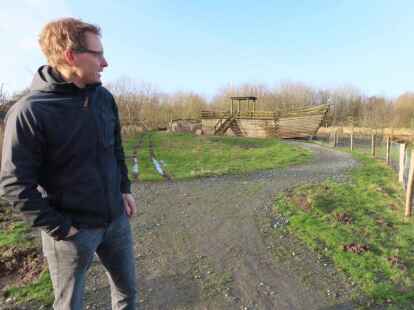 Der Blick zum Arche-Nachbau: Projektleiter Dr. Frank Gaupels vor dem Weg, der durch das Gel&auml;nde f&uuml;hren wird.