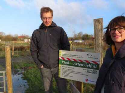 Hier entsteht der Pfad der Artenvielfalt: Projektleiter Dr. Frank Gaupels und &Ouml;kowerk-Gesch&auml;ftsf&uuml;hrerin Dr. Katharina Mohr am Eingang zum k&uuml;nftig frei zug&auml;nglichen Archegel&auml;nde.