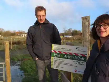 Hier entsteht der Pfad der Artenvielfalt: Projektleiter Dr. Frank Gaupels und &Ouml;kowerk-Gesch&auml;ftsf&uuml;hrerin Dr. Katharina Mohr am Eingang zum k&uuml;nftig frei zug&auml;nglichen Archegel&auml;nde.