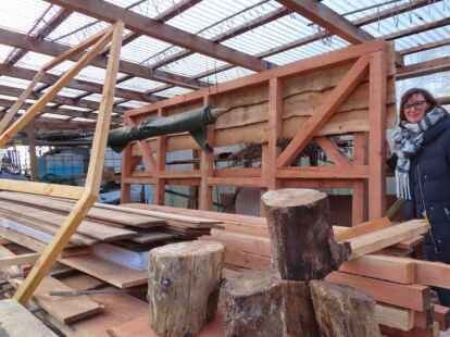 Stippvisite in der Tischlerwerkstatt: Dr. Katharina Mohr mit den Wandelementen f&uuml;r den Bau einer &bdquo;Alten Scheune&ldquo;, die sp&auml;ter auf dem Gel&auml;nde Unterschlupf f&uuml;r Kleins&auml;uger, Insekten und vielleicht auch Eulen bieten soll.