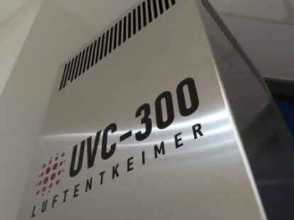 Mobile Luftreinigungsger&auml;te wie dieses stehen in 83 Emder Unterrichtsr&auml;umen, die schlecht zu l&uuml;ften sind. Der Stadtelternrat w&uuml;nscht sich aber im Fall der Wirksamkeit eine fl&auml;chendeckende Ausstattung.