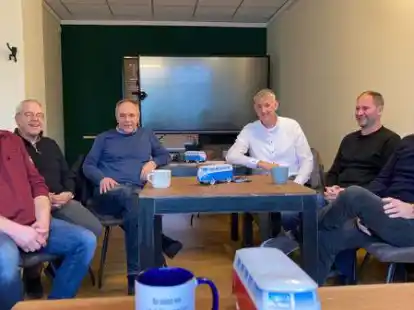 Suchen gemeinsam nach einer L&ouml;sung (von links): Frank Sch&ouml;nherr, Ulf Gollenstede, Ulf Rosenow, Christian Quensel, Christian Reusse. Die Fahrlehrer auf diesem Foto sitzen mit einem guten Abstand zueinander in einem gro&szlig;en gut bel&uuml;fteten Raum. Sie sind geimpft, geboostert und getestet.