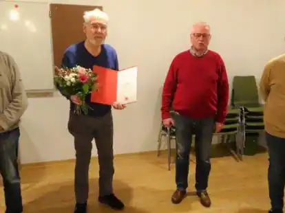 Ehrung f&uuml;r zwei Verdiente der SPD Suurbusen: (v.l.) Zweiter Vorsitzender Erich Ruhr, Manfred Boomgaarden, Vorsitzender Gerd M&uuml;ller und Kassierer Stephan Brauns. Rolf Hasbach konnte krankheitsbedingt nicht teilnehmen. Sein Sohn Bernd Hasbach nahm f&uuml;r ihn die Ehrung entgegen.