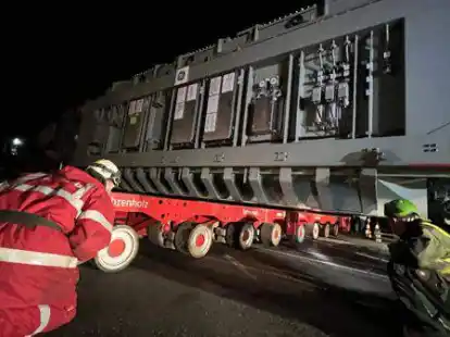 Erfolgreiche Anlieferung per Bahn in Ganderkesee: Am Bahn&uuml;bergang Bergedorfer Stra&szlig;e &uuml;bernahm der Schwertransport seine gewaltige Last. Danach kam es zu Verz&ouml;gerungen.