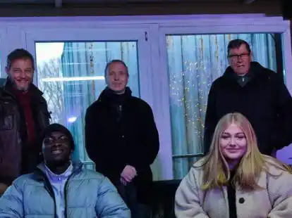 Haben die ersten vier Wochen Testlauf zufriedenstellend absolviert, jetzt k&ouml;nnen (v. l.) Pastor Hartmut L&uuml;bben, Jugendsprecher Isaac Badu, TV-Vorsitzender Volker Kaliszewski, Jugendsprecherin Lotta L&uuml;bben und Ortsvorsteher Gerd Wellbrock weiterplanen. Der dritte Sprecher, Leon van der Ploeg, fehlt.