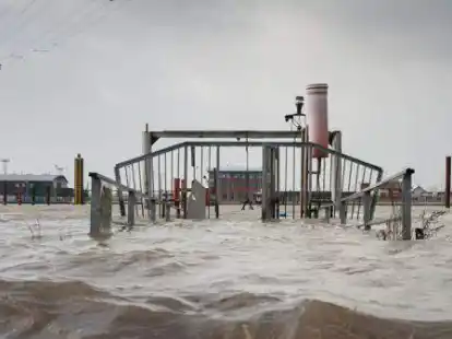 Nicht dramatisch aber schon ziemlich hoch: 2019 standen Anleger im Emder Au&szlig;enhafen unter Wasser.  Bild: