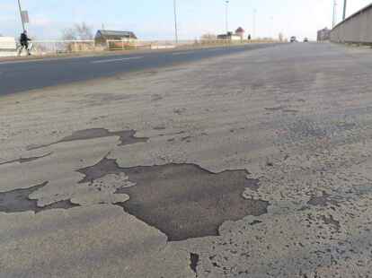 Sieht aus wie moderne Kunst, ist aber kaputter Wegbelag: die Neubeschichtung war schon mehrfach verschoben worden, ist unter Vorbehalt aber nun f&uuml;r 2022 angepeilt.