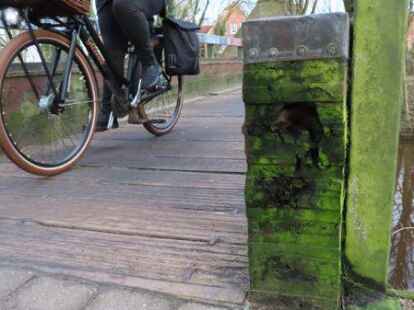 Marode, rissig, holperig: die Bolardusbr&uuml;cke am Blumenpavillon in Emden. Ihre Erneuerung ist aber f&uuml;r dieses Jahr geplant &ndash; ebenso die von weiteren Emder Br&uuml;cken.