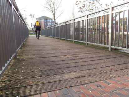 Br&uuml;cke an der Grasstra&szlig;e &uuml;ber den Stadtgraben: Das Holzgel&auml;nder wurde Anfang Februar durch ein Aluminiumkonstrukt ersetzt. Die Beplankung ist noch die alte.