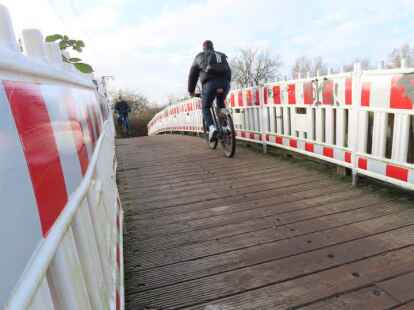 Wer hier mit dem Rad hin&uuml;berrollt, erzeugt Xylophon-Musik: die sanierungsbed&uuml;rftige Br&uuml;cke &uuml;ber das Larrelter Tief.