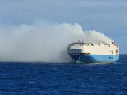 Mitten auf dem Ozean: die brennende &bdquo;Felicity Ace&ldquo;.