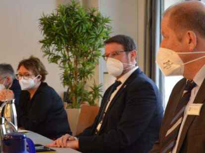 Das war noch vor der Entscheidung aus dem Gesundheitsministerium (rechts nach links): Claus Eppmann, Sprecher der Gesch&auml;ftsf&uuml;hrung der Kliniken Aurich-Emden-Norden, Emdens OB Tim Kruithoff, Landesgesundheitsministerin Daniela Behrens und Aurichs Landrat Olaf Meinen an einem Tisch in Emden.