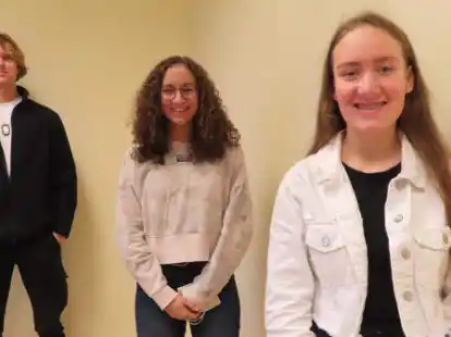Die Regionalsieger vom Johannes-Althusius-Gymnasium: Frieso Tamminga (18) aus Hinte sowie Amelie El-Kabarity und Friederike Gr&ouml;ttrup (beide 15) waren beim Wettbewerb &bdquo;Jugend debattiert&ldquo; erfolgreich und wollen jetzt auch bei der Landesqualifikation &uuml;berzeugen.