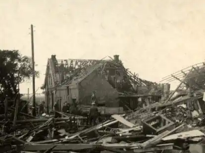 Das ganze Ausma&szlig; der Verw&uuml;stungen: Die Aufnahme vom Dorfeingang entstand kurz nach dem &bdquo;schwarzen Sonntag&ldquo;.