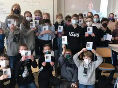 Stolze Zweitzeugen: F&uuml;nftkl&auml;ssler des Max-Windm&uuml;ller-Gymnasiums setzten sich einen ganzen Vormittag mit den Biographien von drei Holocaust-&Uuml;berlebenden auseinander. Zur Erinnerung gab es am Ende des Workshops einen Zweitzeugen-Pass.