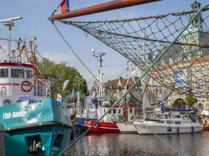 Der Emder Delft voller Schiffe: Das ist durch Corona erst recht zum seltenen Bild geworden. Zu den Matjestagen vom 26. bis 29. Mai 2022 aber soll &ndash; wie hier zuletzt 2019 &ndash; wieder ordentlich &bdquo;aufgefahren&ldquo; werden.