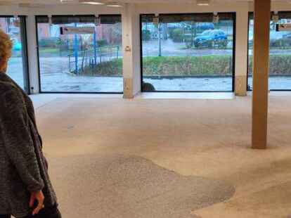 Ein schmerzhafter Anblick: Helene Praxmarer geht durch den leeren Verkaufsraum. Den Anblick k&ouml;nne sie kaum ertragen, sagt sie, deswegen wolle sie auch nicht in die Kamera gucken.